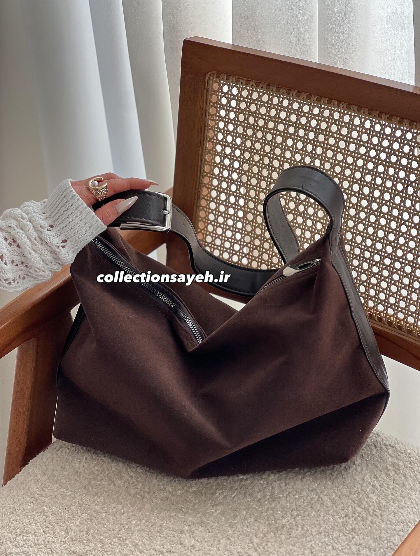 کیف دوشی زنانه جیر مدل هلالی با بند چرمی پهن  رنگ قهوه‌ای تیره